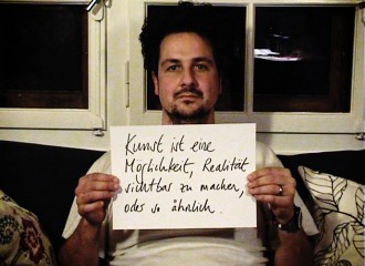 Video-Still aus: KREDIT #7 // Kettenfilm mit Antonio d'Agostino // St. Gallen 2012